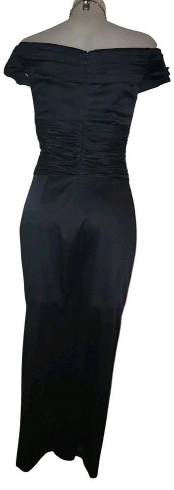 Vestido de noche largo Preppy Kay Unger talla 6 para mujer azul marino satinado fuera del hombro Foto 2 de 4