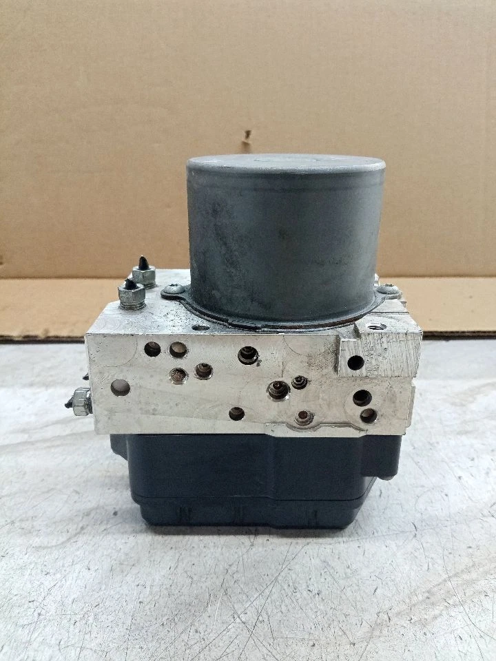 Used ABS Pump and Motor Assembly fits: 2015 Toyota Rav4 Actuator and Pump Assemb - Изображение 3 из 4