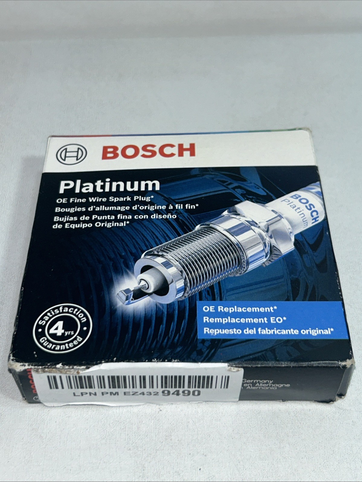 4 New Bosch Platinum 6711 Spark Plugs, Damaged Box 