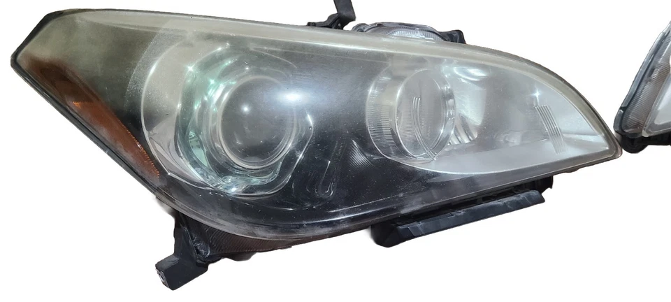 Faros delanteros izquierdo y derecho Infiniti M37s 2012 usados Foto 2 de 4