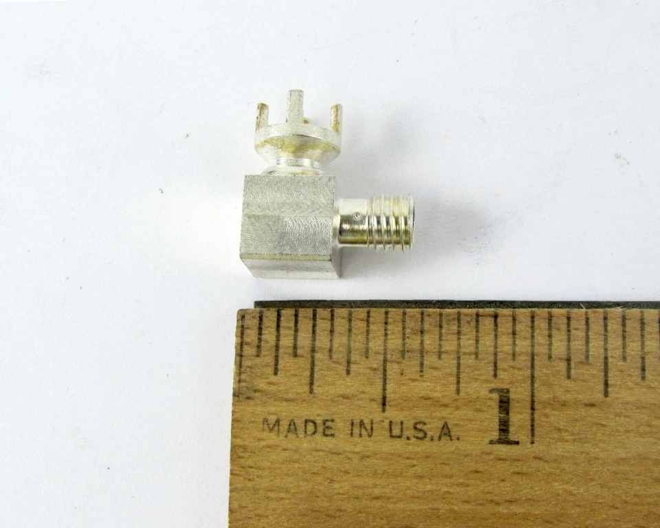 Lot of (400) AMP/ Tyco 330732 Right Angle PC Mount Mini Thread Receptacle - Image 3 of 4