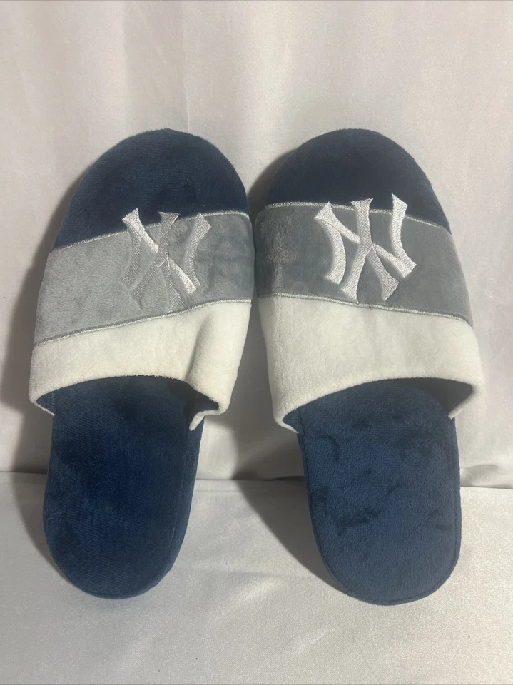 Zapatillas New York Yankees Talla 11/12 Para hombres Rayas Logo Grande Zapatos Deslizables Foto 2 de 4