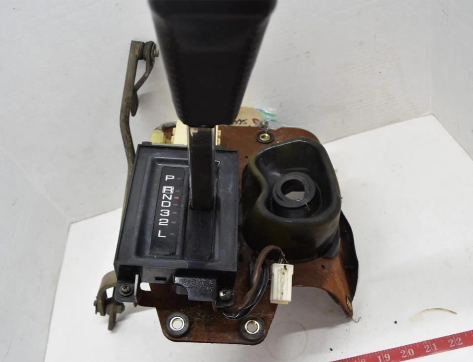 1997 97 Isuzu Trooper Shifter Assembly Automatic Transmission Gear Select OEM  - Image 2 of 4