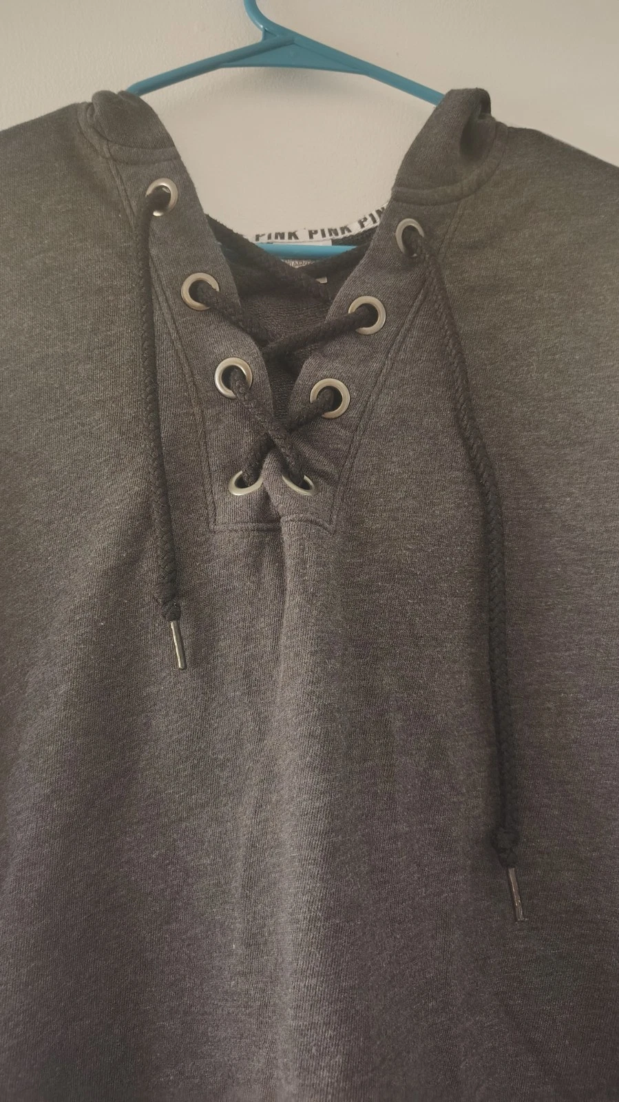 UNDERCOVER Felpa con cappuccio Victoria's Secret ROSA stringata grigia e bianca taglia small 2017