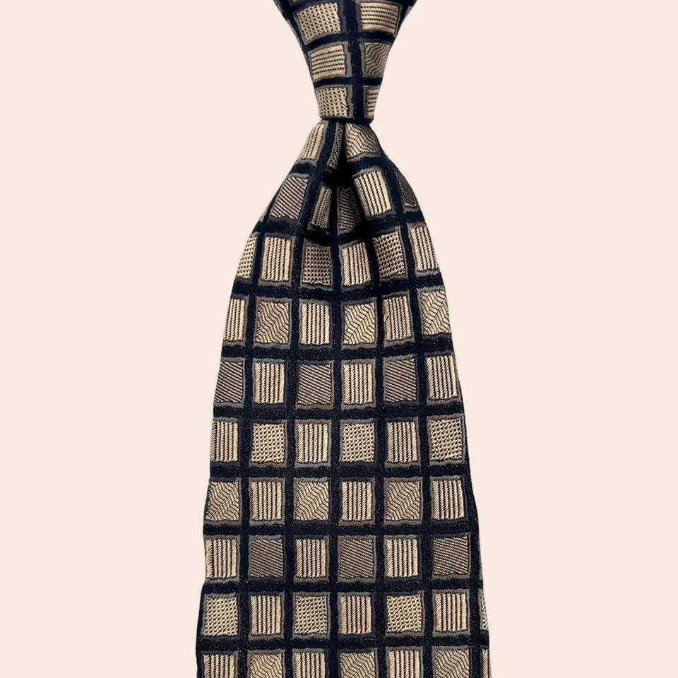 Gravata Coleção Trussardi - Grade Preta Marrom Forrado Quadrados Padrão Seda Itália Gravata - Imagem 3 de 4