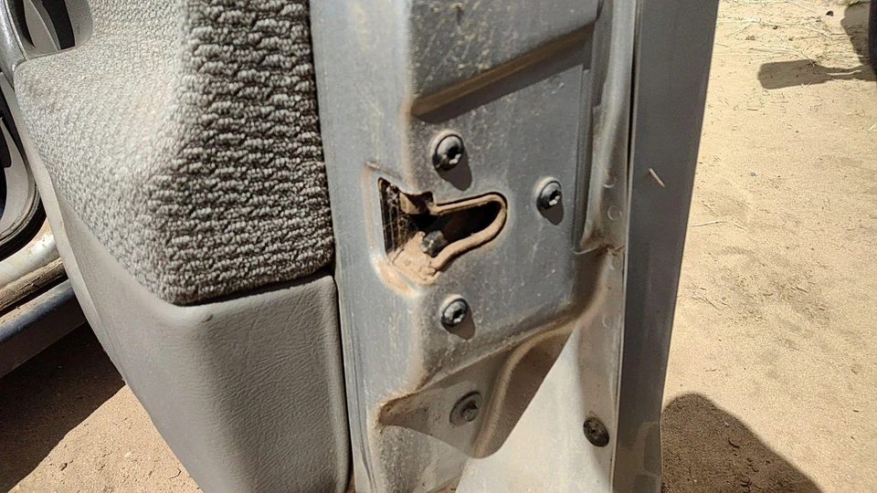 00-03 Pestillo de puerta delantera derecha pasajero Saturn L100 con varillas/cables OEM 22691299 Foto 4 de 4