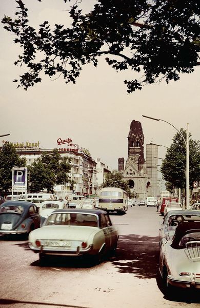 Thumbnail - Die Schwestern Vom Ku'damm: Tage Der Hoffnung