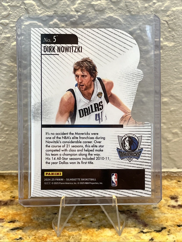 Silueta Panini 2024 hecha a mano troquelada Dirk Nowitzki 2/99 Dallas Mavericks Foto 4 de 4