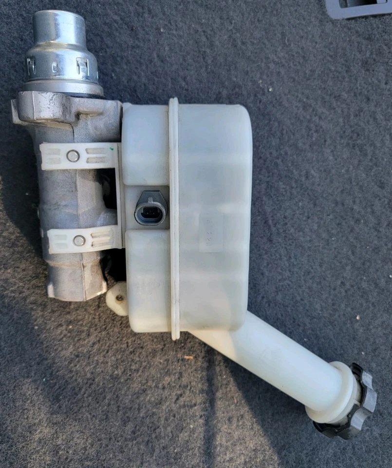 GMC ACADIA 2015 montaje de cilindro maestro buen estado con tapa de llenado incluida Foto 2 de 3