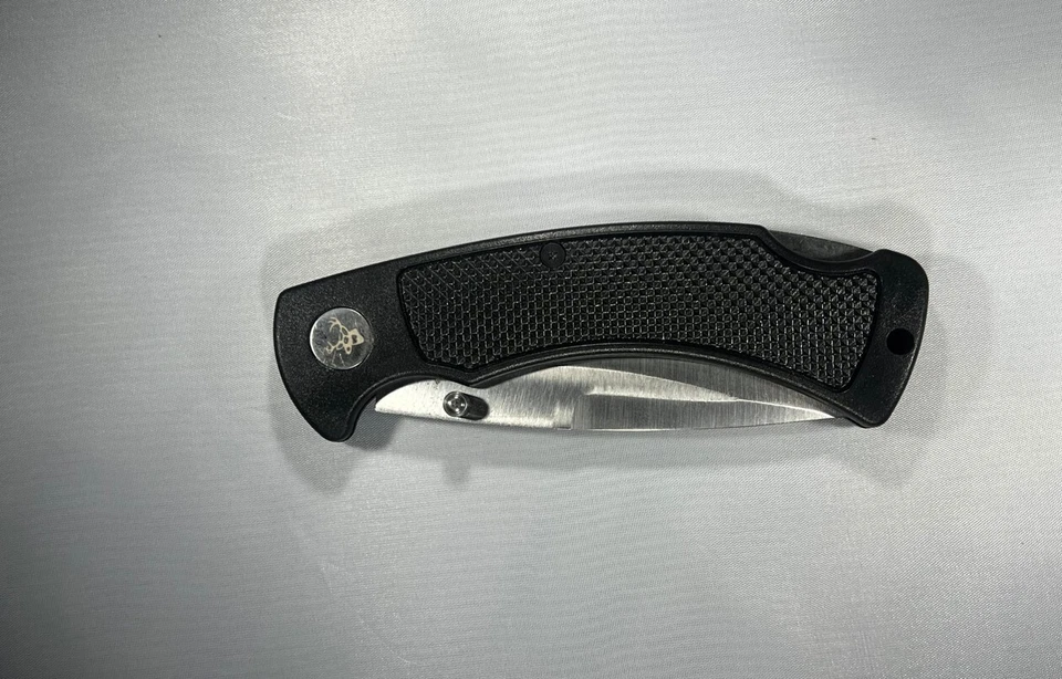 Hoja dentada satinada plegable de acero inoxidable de 5", bloqueo trasero, mango de goma negro Foto 3 de 3