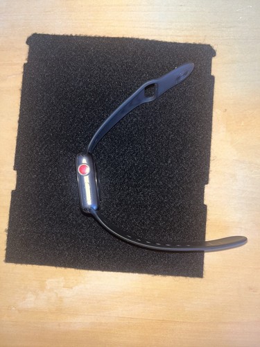 Apple Watch Series 3 38 mm Gray with Black Band Locked (for Parts) - Photo 2 sur 4