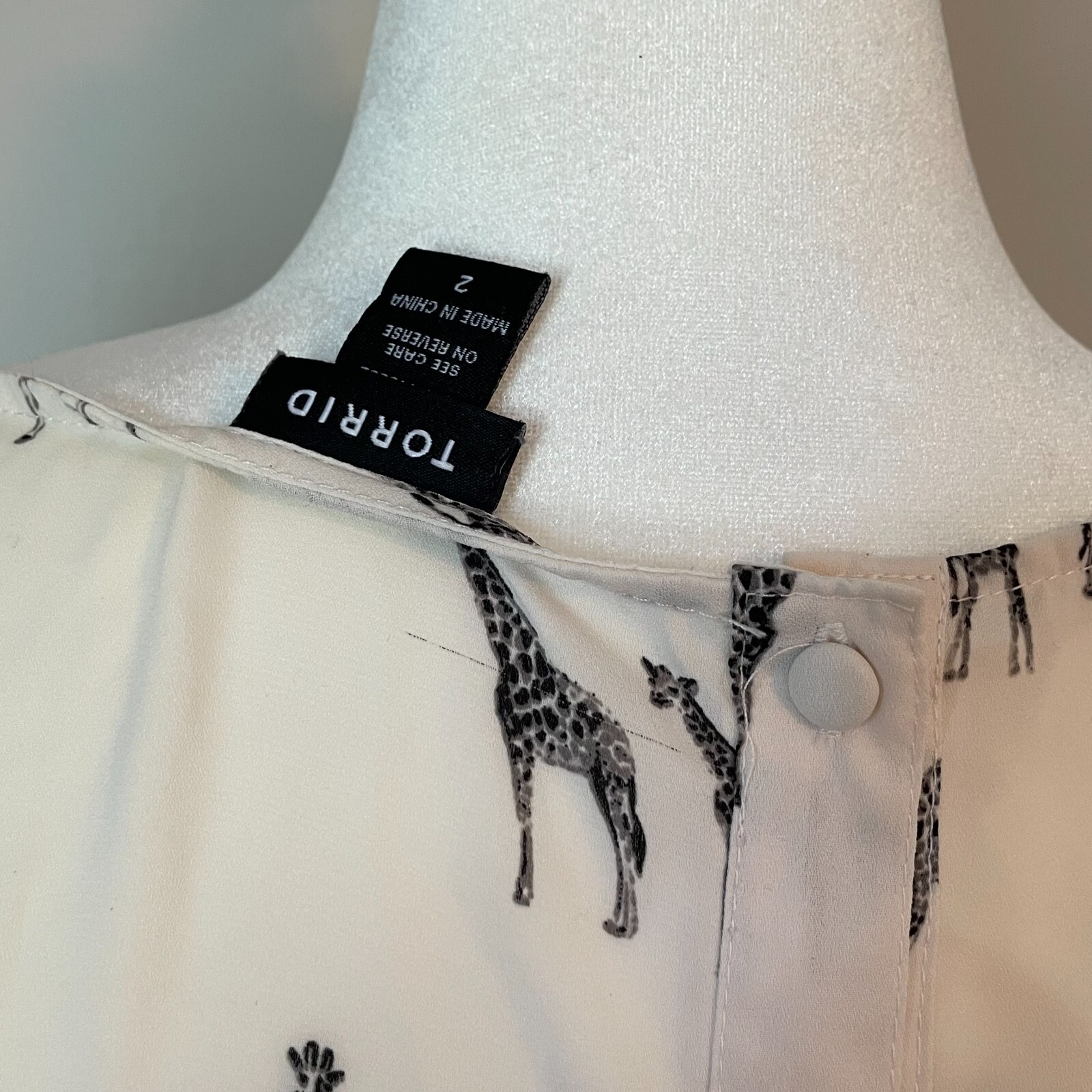 Torrid Giraffe Back Button Cap Sleeve Blouse Size… - image 9