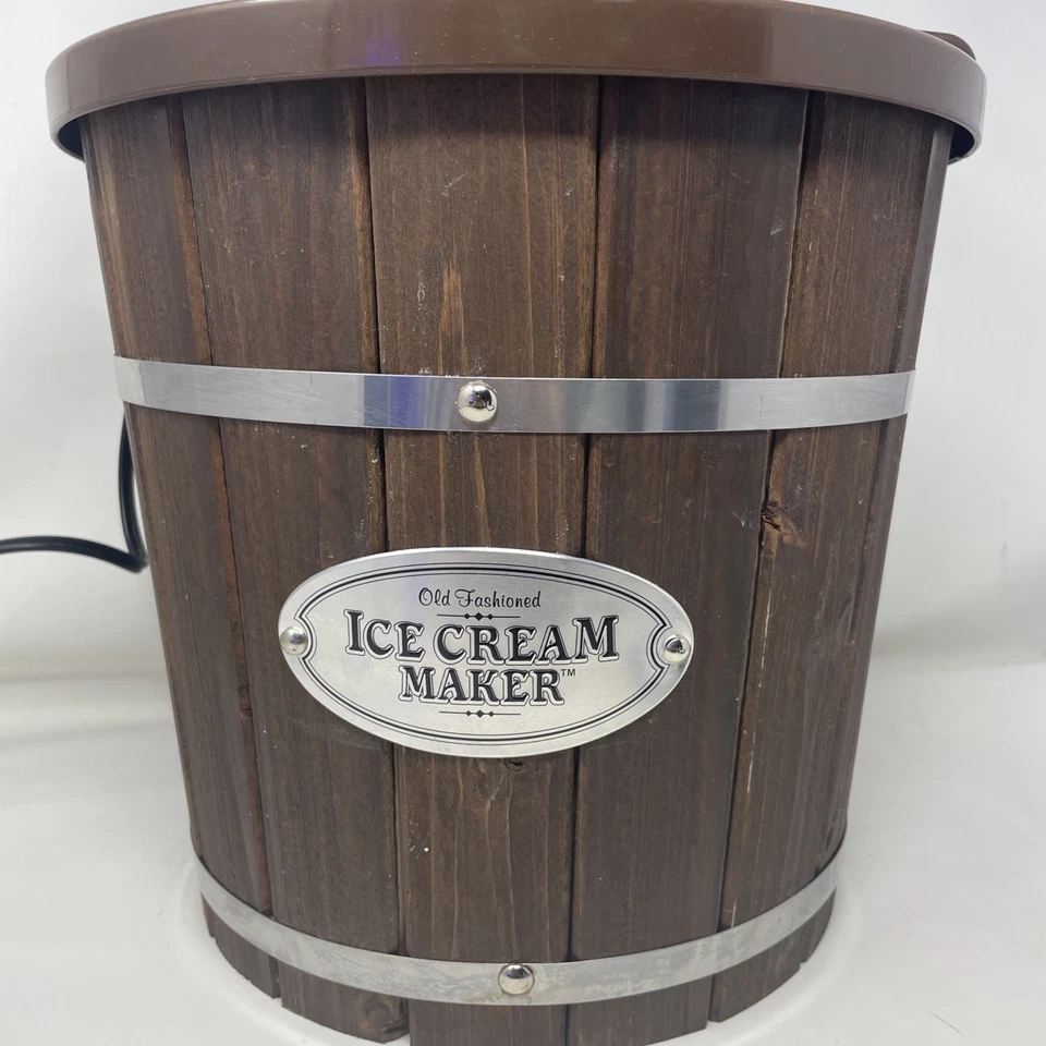Máquina eléctrica para hacer helados Nostalgia 4 cuartos de galón madera y materiales plásticos  Foto 2 de 4