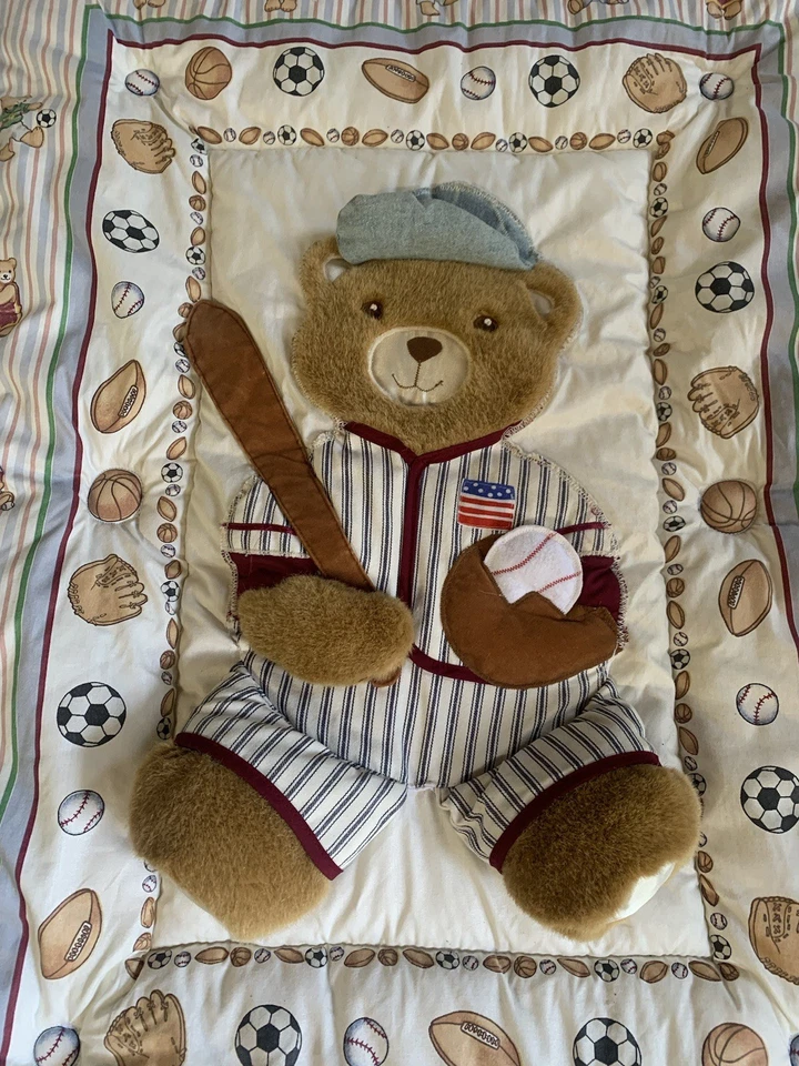 Manta de cuna acolchada KIDS LINE azul OSO PELUCHE béisbol vintage Foto 2 de 2