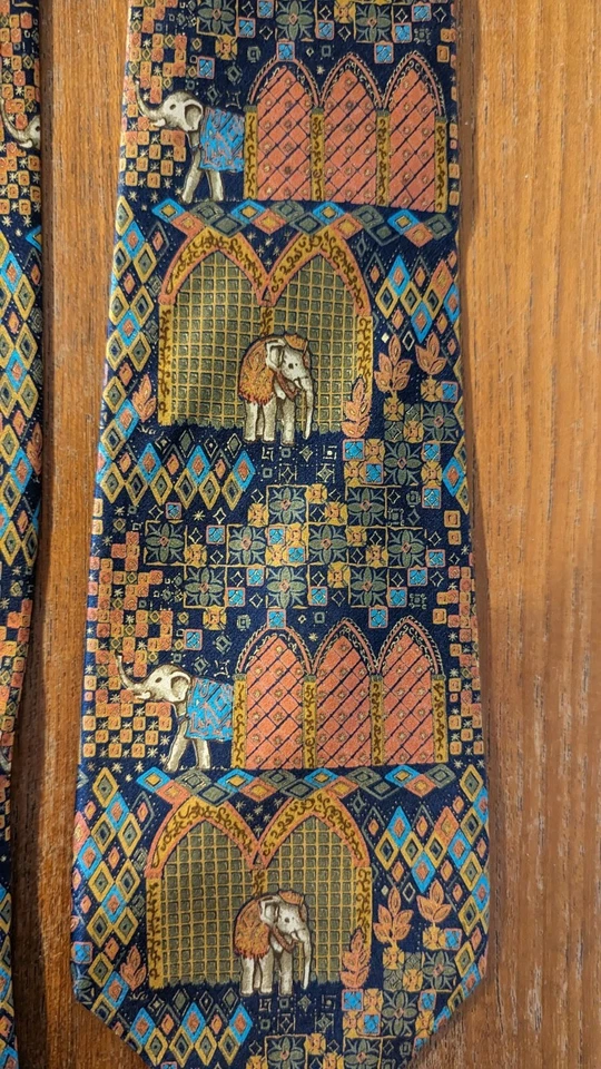 Corbata de seda Richel Royal para hombre geométrica azul/dorado elefantes hecha a mano en España  Foto 2 de 4