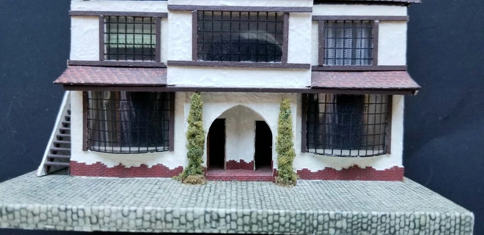DOLLHOUSE 1/4 ' SCALE FULLY ASSEMBLED AND WALLPAPERED ENGLISH TUDOE HOUSE - Image 3 of 4
