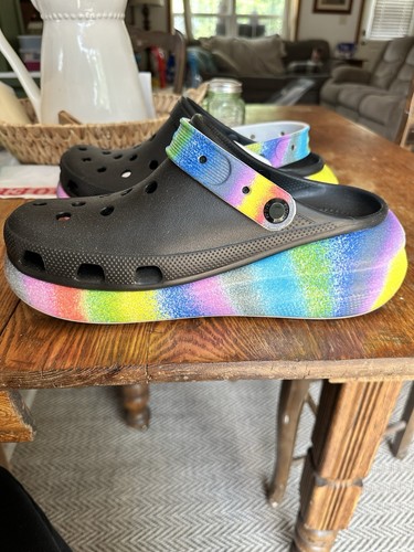 Zuecos sin cordones Crocs Rainbow Platform negros y arco iris talla 9 para mujer’s 7 para hombre’s - Imagen 3 de 7