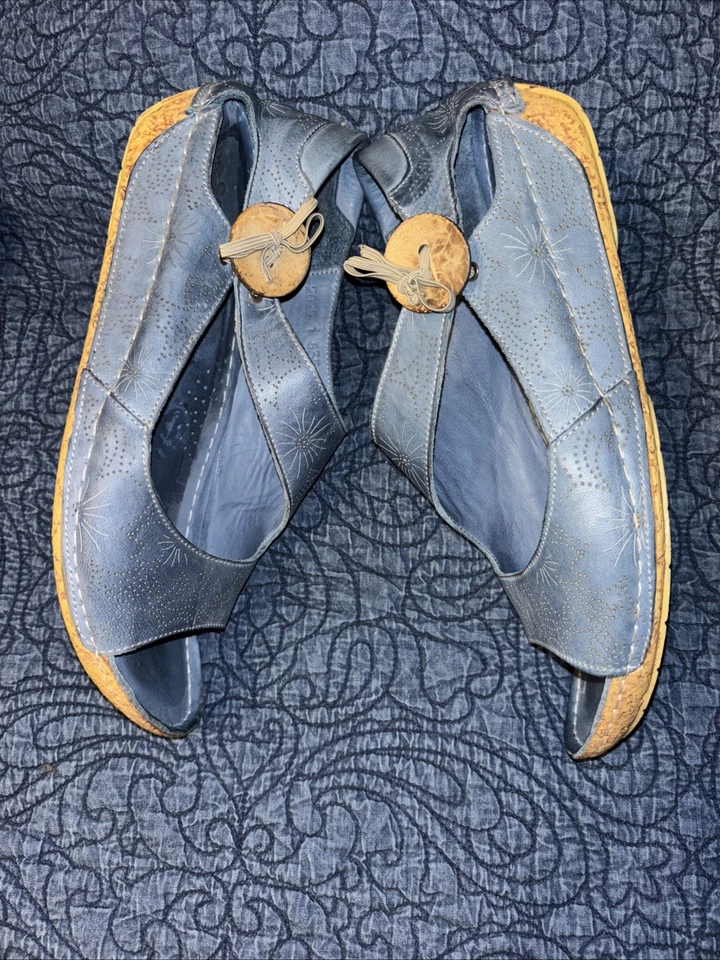 Spring Step Lorelle 40 = 9 Blue Leather Sandals Etched Floral Button Strap Shoes - Image 4 of 4