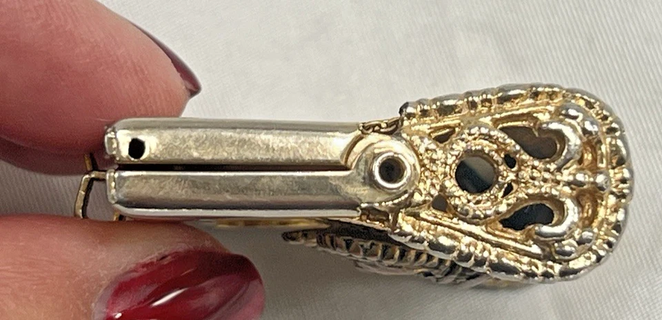 Mini monedero/píldora vintage de malla tono dorado con adorno de corona Foto 4 de 4