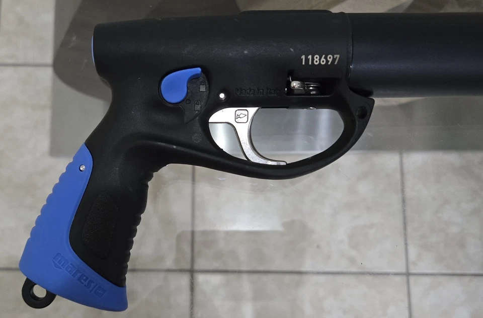 Mares Cyrano 1.1 70cm Pneumatic Speargun with Loader Pump Spear Gaff & Case - Image 4 of 4