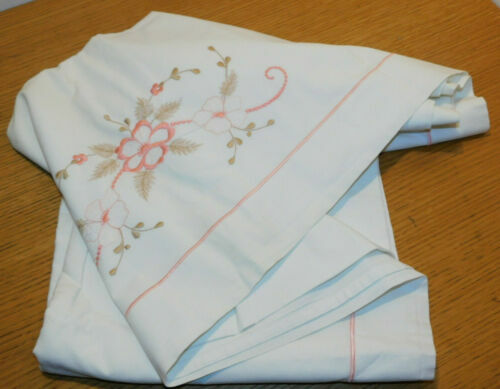 drap bébé brodé mains 50's
