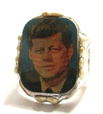 VINTAGE 1963 TOY FLICKER RING,PRESIDENT JOHN F KENNEDY & U.S. FLAG, PLASTIC