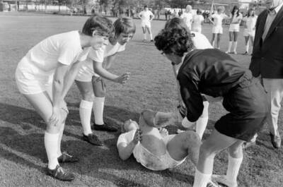 Members of England women's football team with coach Pat Dunn a tra- Old Photo 1