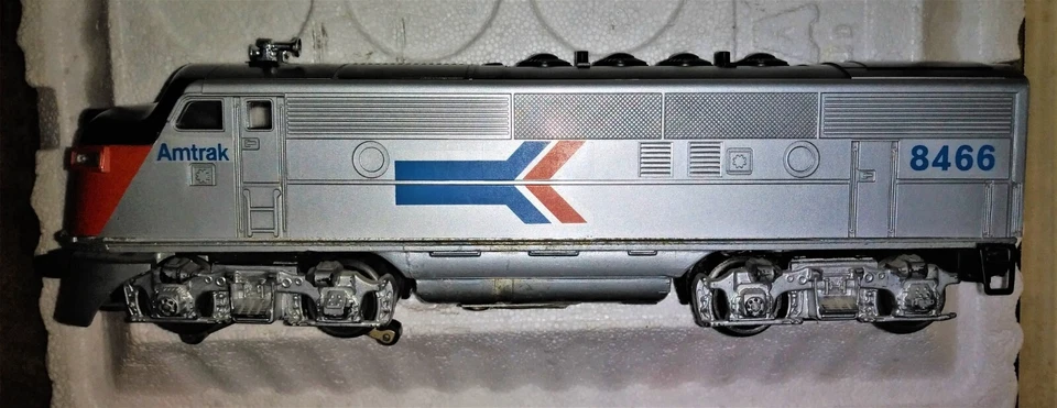 VINTAGE LIONEL #8466 NEW AMTRAK F3 A POWERED DIESEL SHELL & POST WAR FRAME, NICE - Image 2 of 4