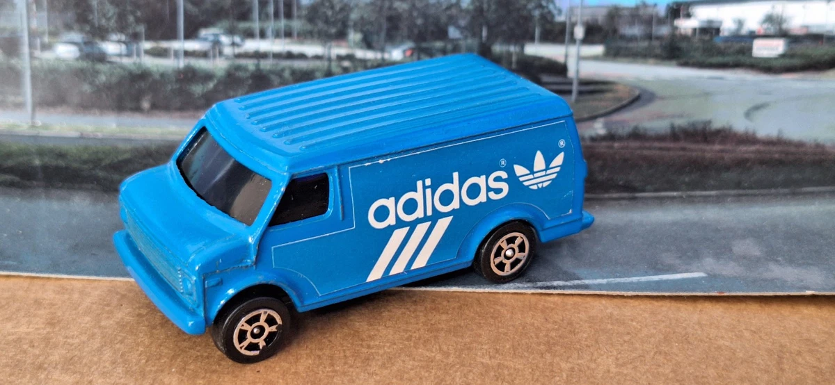 おもちゃ 78' Corgi adidas Chevrolet Vanアディダスミニカー