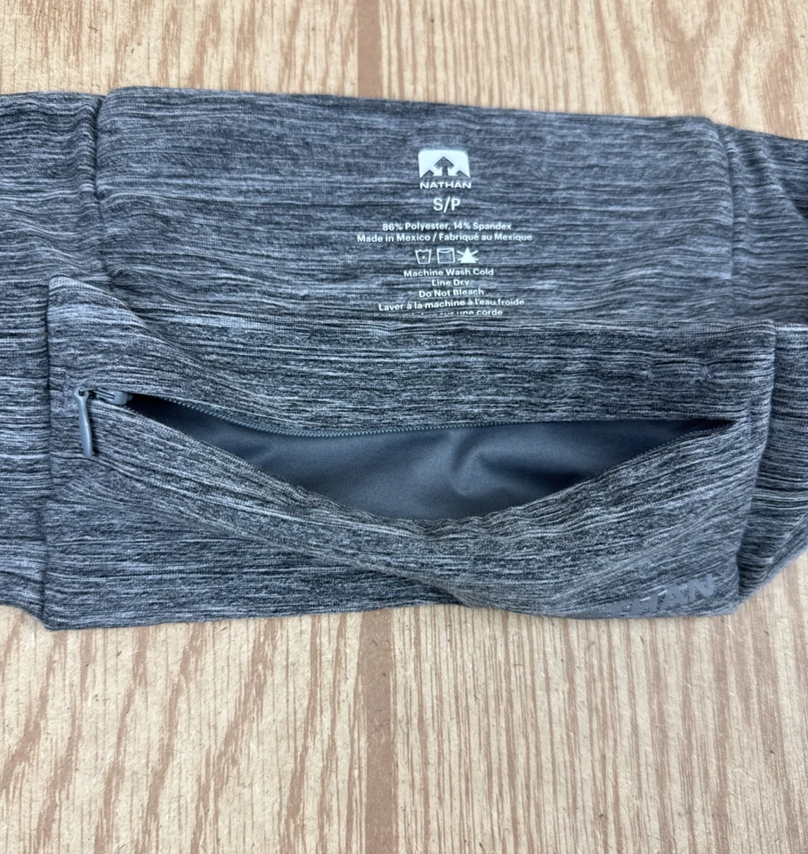 Paquete de cinturones ligeros para correr Nathan con varios bolsillos para teléfono geles gris pequeño Foto 3 de 4