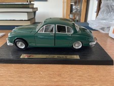 Oldtimer Modell Jaguar MK II; BJ 1959, Racing Green, Speichenräder, auf Podest 