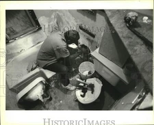 1995 Press Photo Leroy Williams works on plumbing for Pride Squad, New Orleans