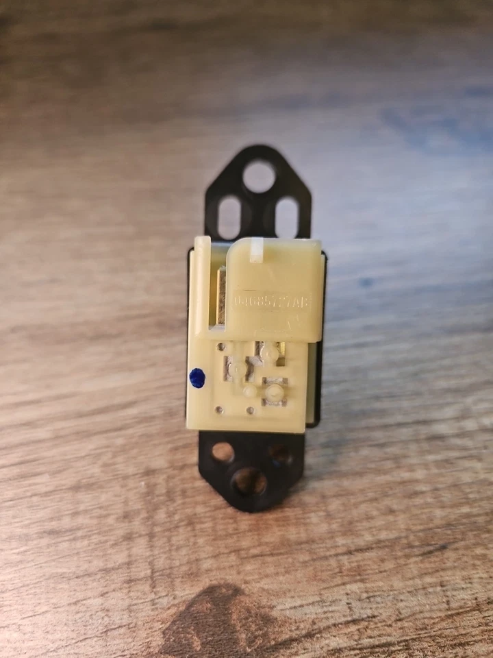 01-07 Interruptor de control de bloqueo de puerta delantera Chrysler Town & Country 04685727AB OEM Foto 4 de 4