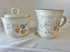 Int’l Stoneware Marmalade Creamer Jug Sugar Bowl Japan 2 Piece Set Country Goose