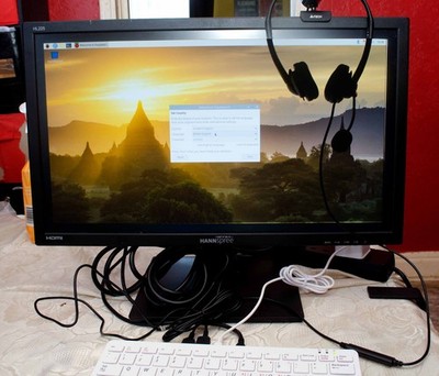 Raspberry Pi 400 Kit mit Monitor und weiteren Extras.