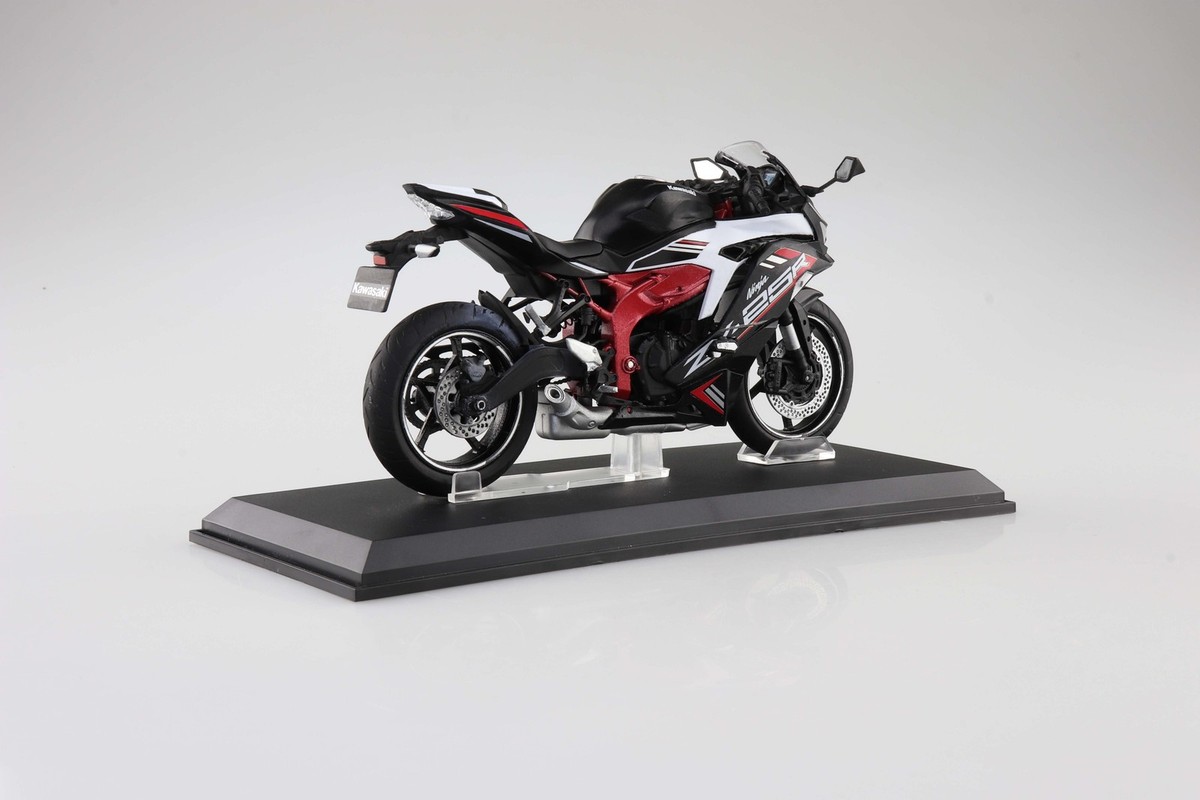 Aoshima 1/12 Diecast Kawasaki Ninja ZX-25R – Metallic Black