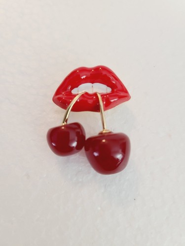 NWOT Red Lips Cherries Brooch Pin ~ Cherry Kiss Brooch Pin Gold Tone - Picture 4 of 7
