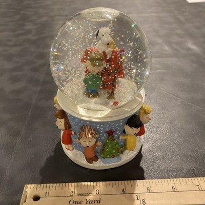 2005 Hallmark Keepsake A Charlie Brown Christmas Snow Globe Peanuts Light/Sound