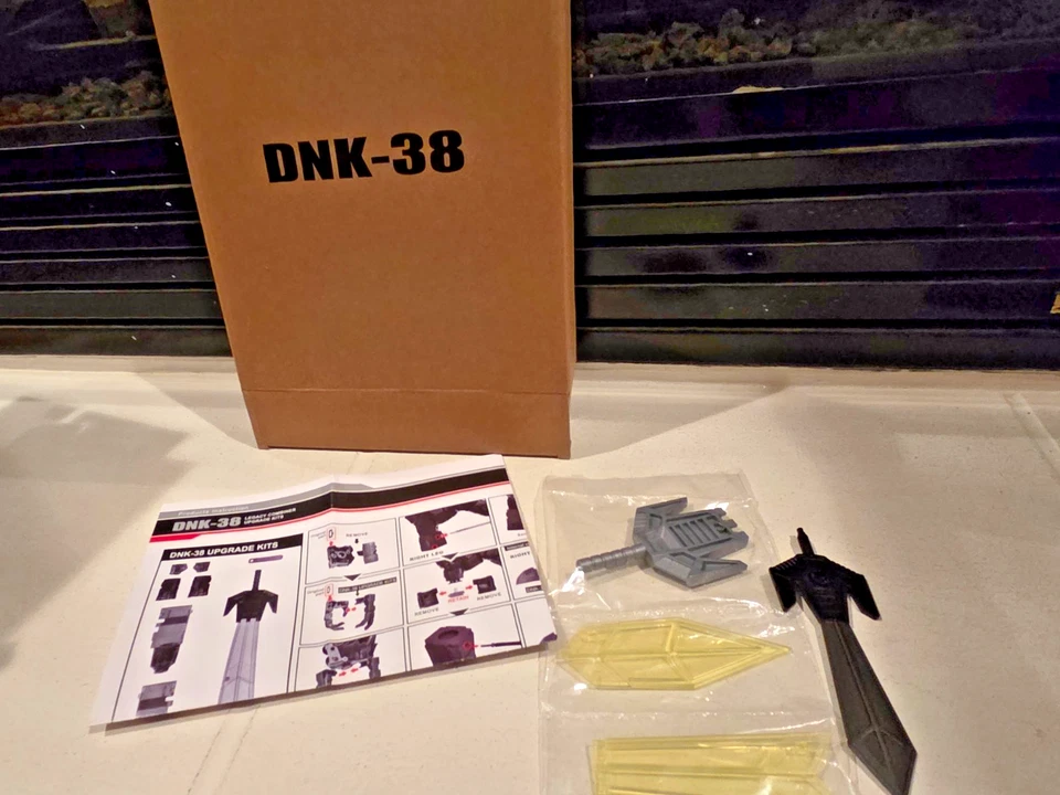 变形金刚 Legacy Menasor & DNK-38 升级套件安装大型剑手指 — 第 3/4 张图片