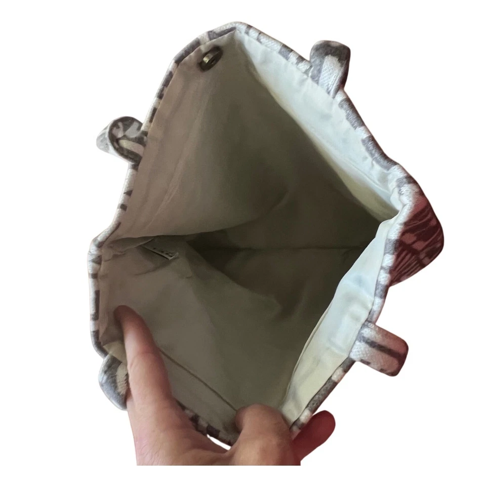 Bolso de Mano CHANEL Cartera Gris y Blanco con Logo Nuevo Boutique ¡RARO! Foto 3 de 4