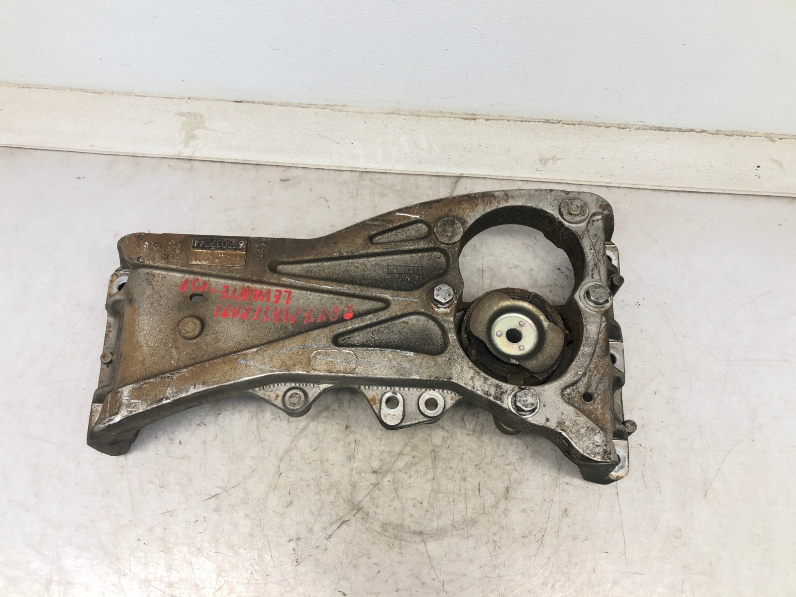 2017-2020 MASERATI LEVANTE TRANSFER CASE CROSSMEMBER MOUNT BRACKET OEM