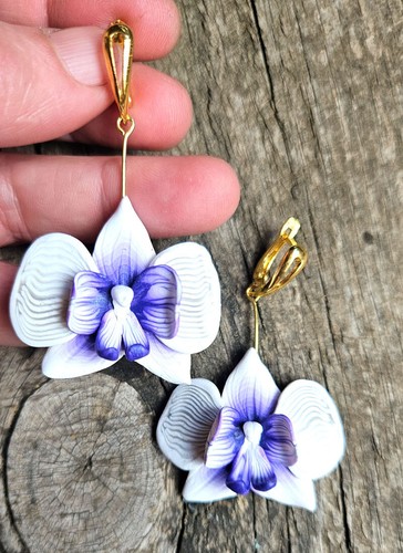 Pendientes largos de orquideas lilas hechos a mano con Arcilla polimerica - Imagen 3 de 4
