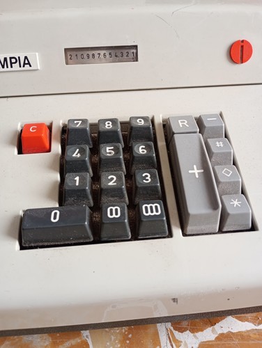 Calcolatrice meccanica anni 60 Olympia AE F 51 perfettamente funzionante - Picture 2 of 5