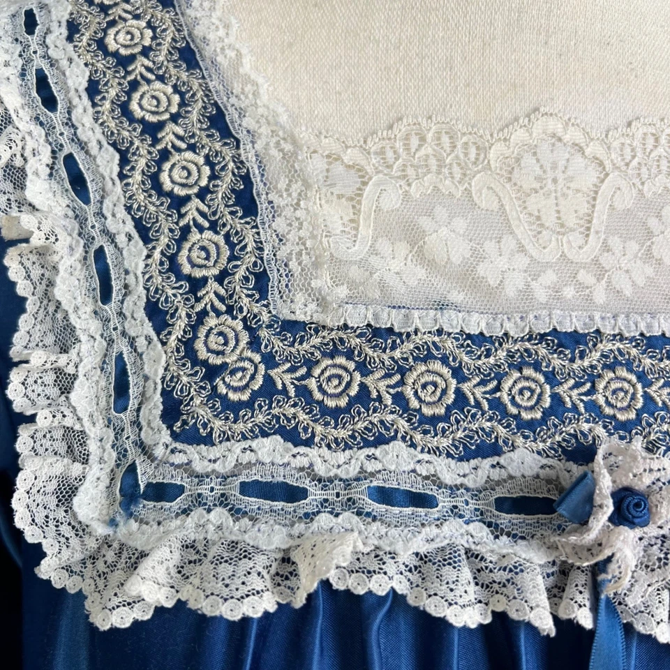 Camisón eduardiano Barbizon vintage años 70 satinado sedoso encaje azul pequeño Foto 4 de 4