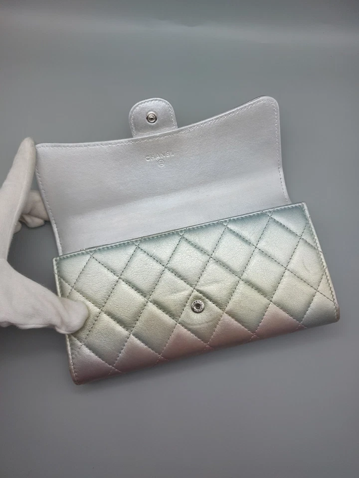 Bolso sin asas/cartera Chanel degradado metálico de piel de becerro acolchado grande con solapa reforzada Foto 2 de 4