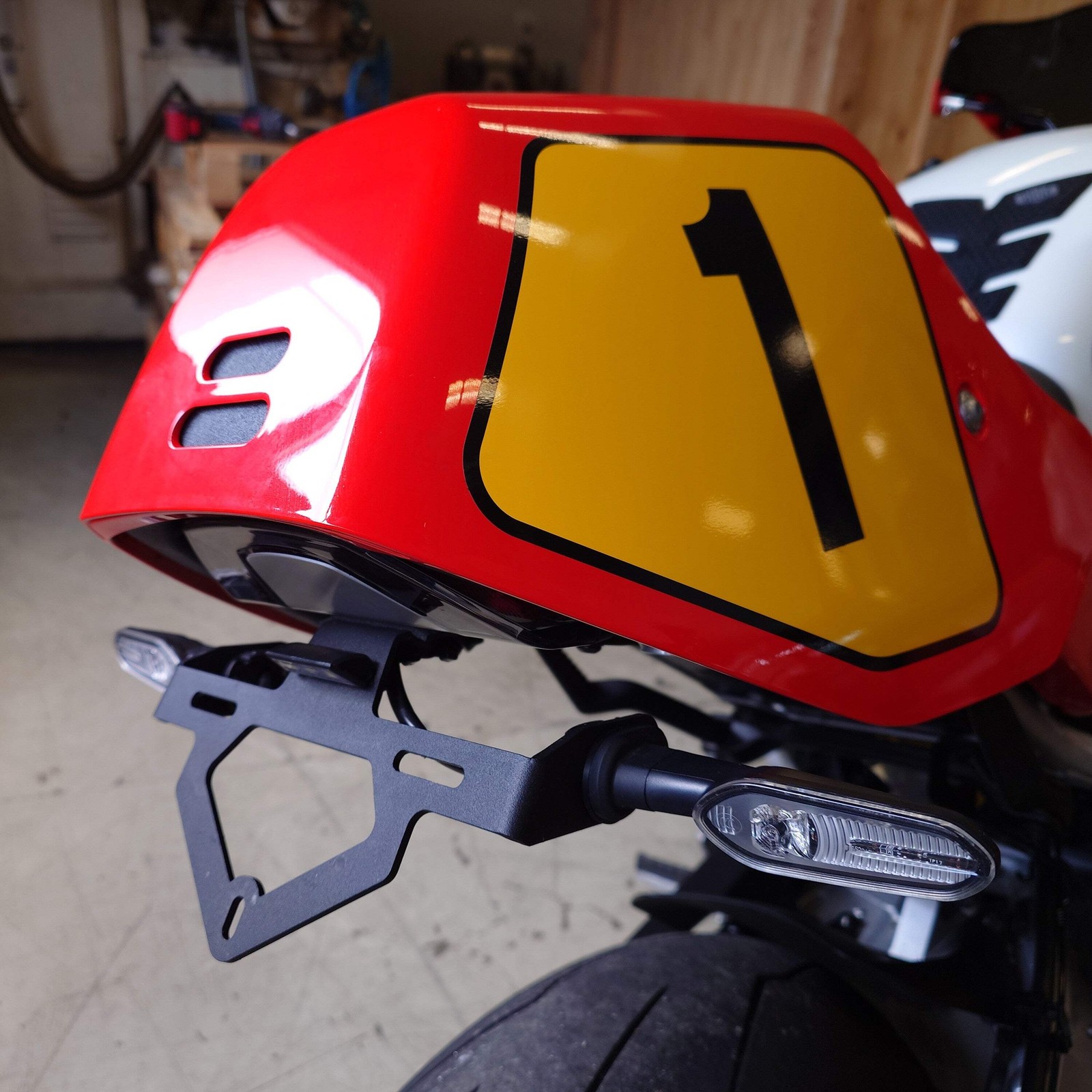 Support de plaque XSR900 GP tail tidy moto Yamaha 2022 à 2026