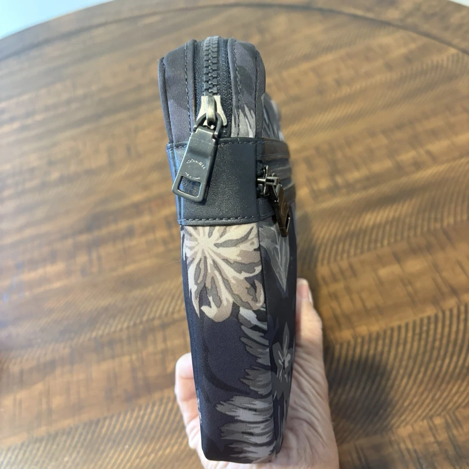 Funda para iPad/tablet Coach negra con flores Foto 3 de 4