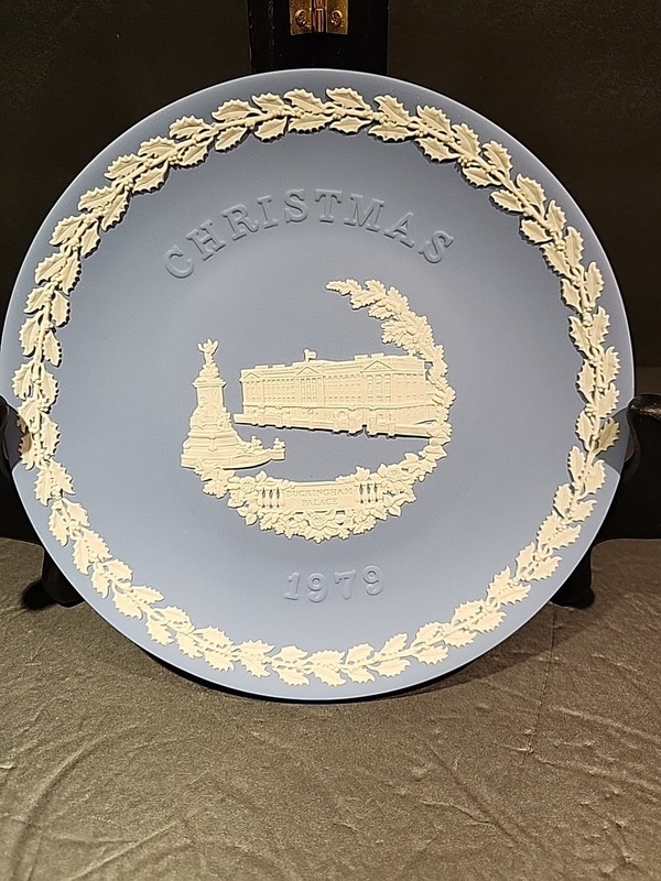 Wedgwood Blue Jasperware 1979 Christmas 8” Collector Plate Buckingham Palace