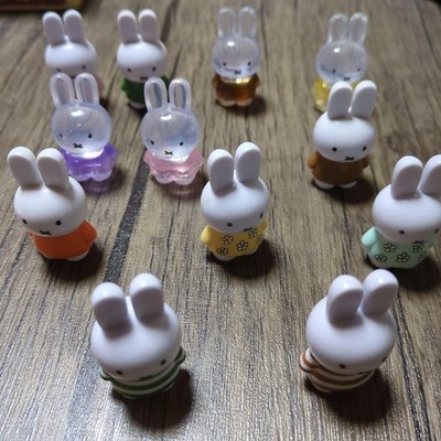 Miffy Plüschfiguren Lot 12 in verschiedenen Outfits Sammlerstück Spielzeug Ja...