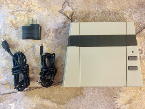 RetroUSB - AVS Konsole "Play NES Cartridges in HD" **TOP, CIB, SIEHE BESCHREIBUNG**